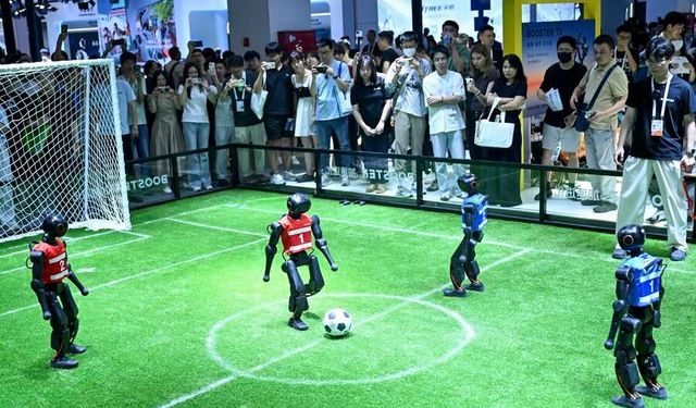 Çin'in Shanghai kentinde düzenlenen yapay zeka konferansına robotlar damga vurdu