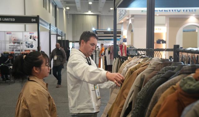 Çinli ve Güney Afrikalı temsilciler Çin Premium Tekstil ve Moda Tedarik Fuarı'nda bir araya geldi