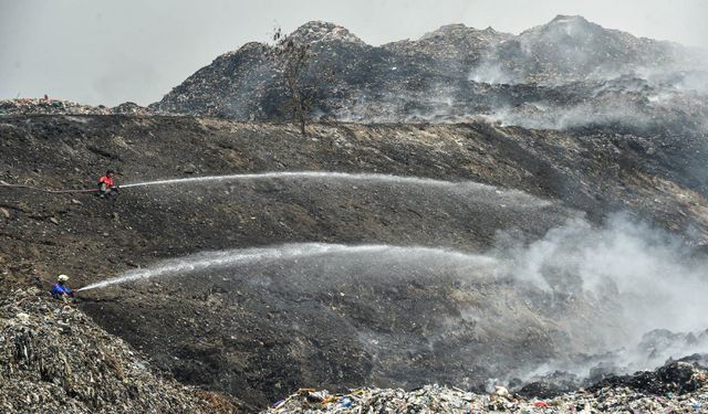 Endonezya: Aşırı hava koşulları çöp depolama alanlarındaki yangın riskini artırıyor