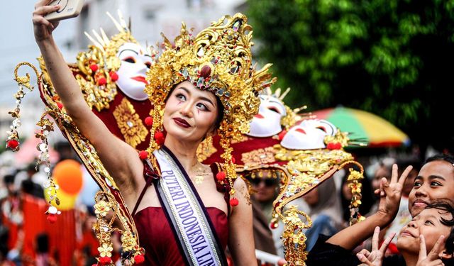 Endonezya'da düzenlenen Jember Moda Karnavalı bu yıl 'İnsanlık, Dünya ve Yaşam' temasına odaklanıyor