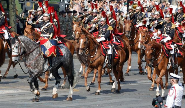 Fransa'nın ulusal bayramı Bastille Günü askeri geçit töreniyle kutlandı