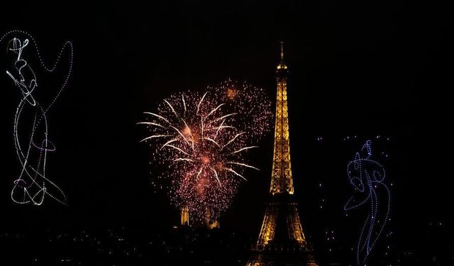 Fransa'nın ulusal bayramı Bastille Günü havai fişeklerle kutlandı
