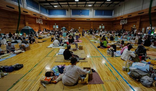 Japonya'da depremin ardından spor salonları geçici barınma merkezlerine dönüştürüldü