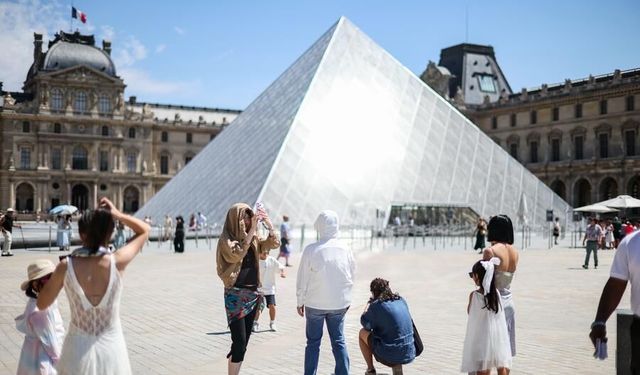 Louvre Müzesi'nin soyulan Apollo Galerisi'nde artık mücevher sergilenmeyecek