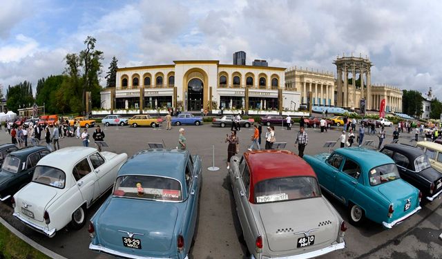 Moskova'daki ProDvizheniye otomobil festivalinde 300'den fazla araç sergileniyor