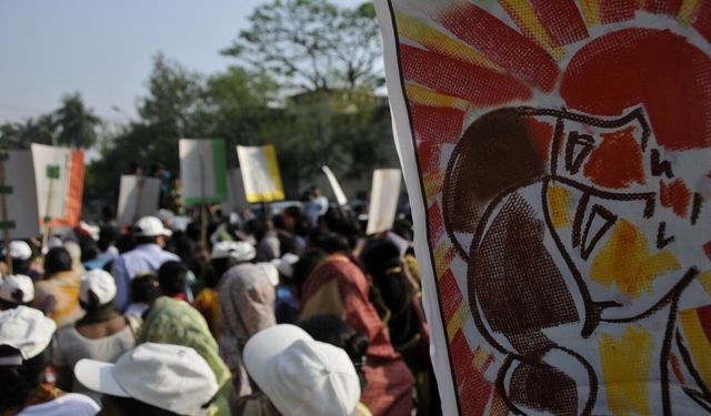 Bangladeş kadınlara özel otobüs uygulaması başlattı