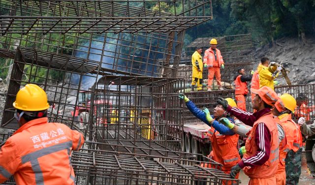 Çin'de heyelan bölgesinde yollar gabion kafesleriyle güçlendiriliyor