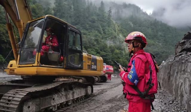 Çinli kurtarma ekipleri heyelanın vurduğu Xizang bölgesinde arama ve kurtarma çalışmalarına devam ediyor