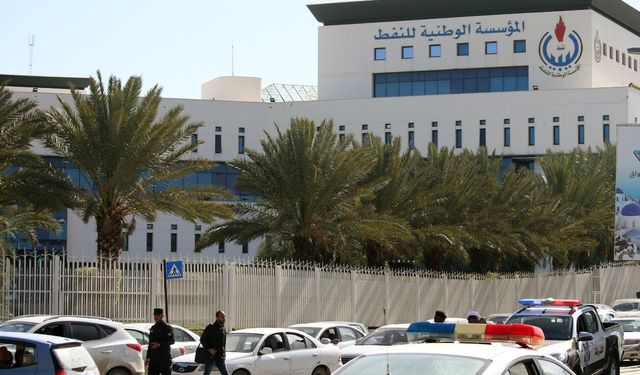 Libya'da petrol rafinerisinin yakıt tankı hedef alındı, yangın çıktı