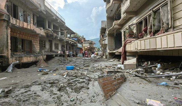 Nepal'deki heyelanda hayatını kaybedenlerin sayısı 903'e yükseldi, 4.247 kişi kayıp