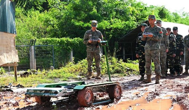 Çin-Laos ortak kurtarma tatbikatında insansız ekipmanlar ve robot köpekler kullanıldı