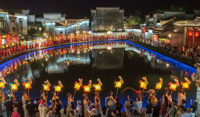 Çin'de Güz Ortası Festivali için fenerli geçit töreni