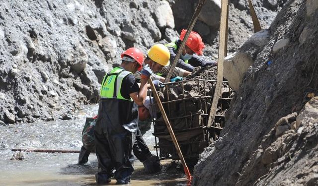 Çin'de heyelan bölgesinde yol onarım ve güçlendirme çalışmaları devam ediyor