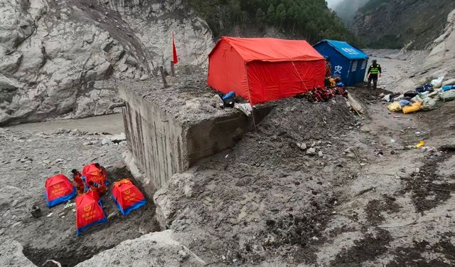 Çin'in Xizang bölgesinde heyelan sonrası zorlu koşullarda kurtarma çalışmaları sürüyor