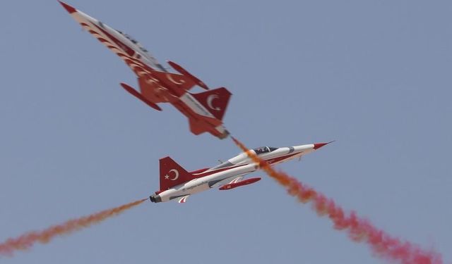 Mısır'da düzenlenen hava gösterisi yoğun ilgi gördü
