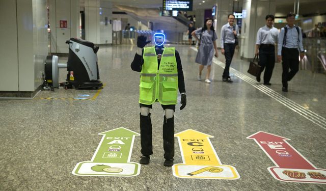 Singapur'da insansı robot Olly metro istasyonunda yolculara yardımcı oluyor