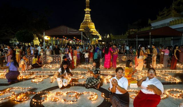 Myanmar'da Thadingyut Işık Festivali başladı