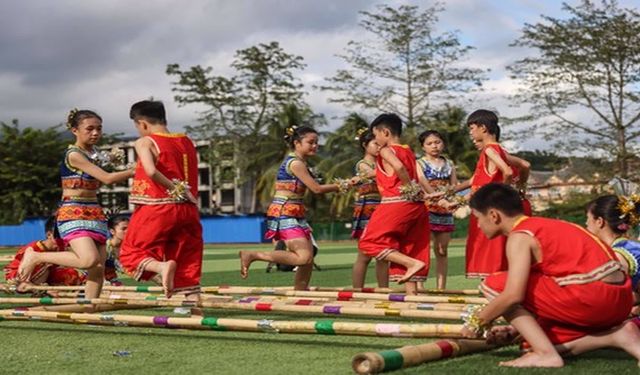 Baoting’de öğrencilerin bambu dansı