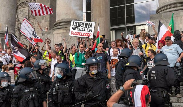 Berlin’de polis koronavirüs protestocularını dağıttı!