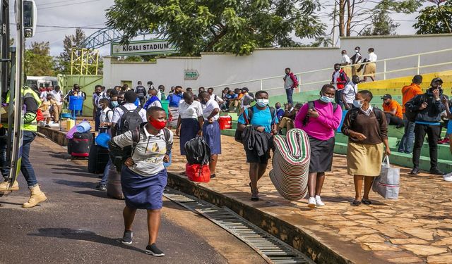 Ruanda’nın başkenti Kigali’de öğrenciler, Kovid-19 sebebiyle kapanan okullara geri dönüyor