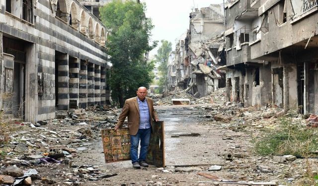 Filistinli Sanatçı, Suriye'de Yıkılan Stüdyosunda Tablolarını Arıyor!