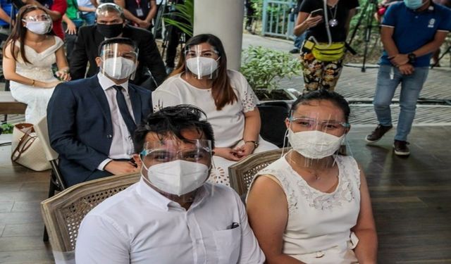 Filipinler'de Toplu Maskeli Düğün Düzenlendi!