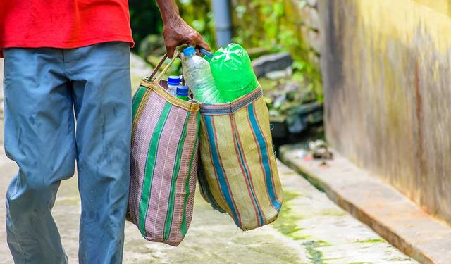 Hindistan'da bir yerel yönetim plastik atık karşılığında yiyecek kuponu dağıtacak