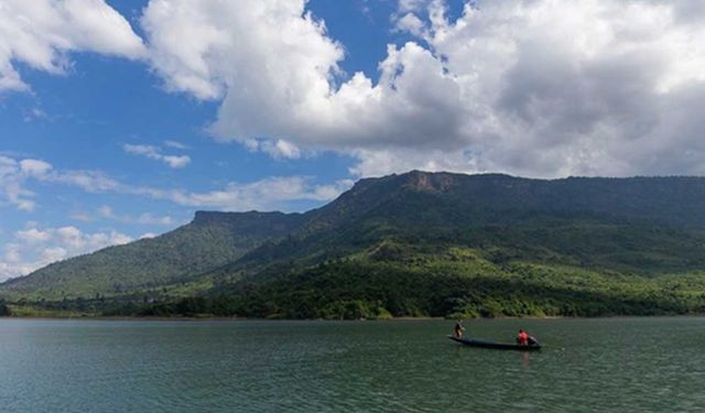 Doğanın güzelliği -- Laos'taki Nam Ngum Gölü'ne serpiştirilmiş yüzlerce adacık