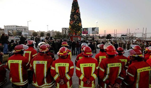 Beyrut limanındaki patlamada hayatını kaybeden itfaiyeciler için Noel ağacı