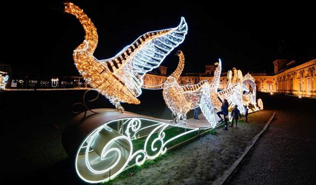 Polonya'da Wilanow Sarayı'nın bahçesi ışıklandırıldı