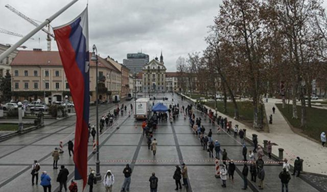 Slovenya'da Kovid-19 testi sırası