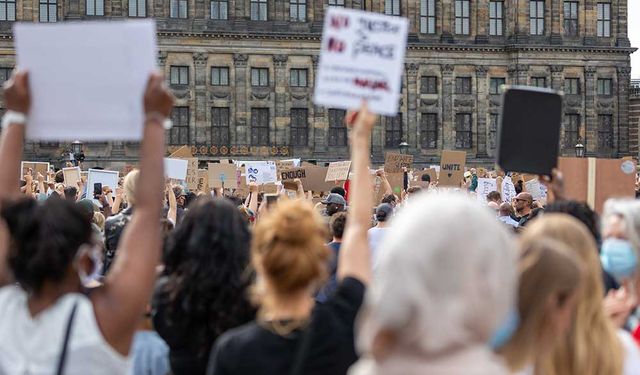 Amsterdam'daki izinsiz gösterinin ardından 143 kişi gözaltına alındı