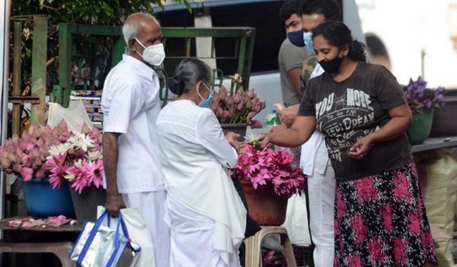 Sri Lankalılar Duruthu Dolunay Poya Günü'nü kutladı