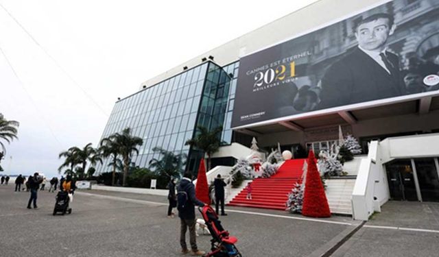 Cannes Festival Sarayı'nda aşılama merkezi kuruldu