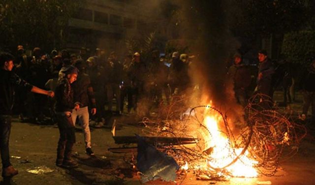 Lübnan'ın Trablusşam kentinde protesto gösterileri