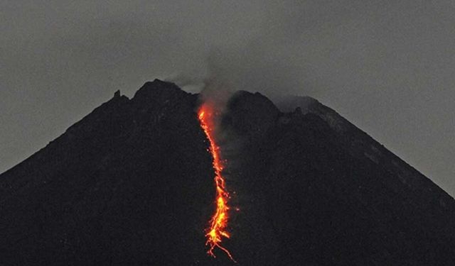 Endonezya'da Merapi Yanardağı'nda patlama meydana geldi