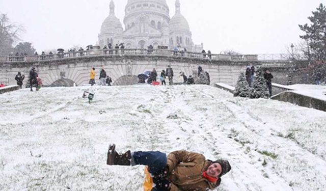 Paris'te kar sonrası eğlence