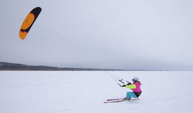 Rusya'nın Pleshcheyevo Gölü snowkite kayakçılarının ilgi odağı