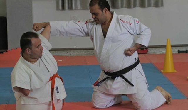 Gazze'de engelli bir genç karate antrenmanında