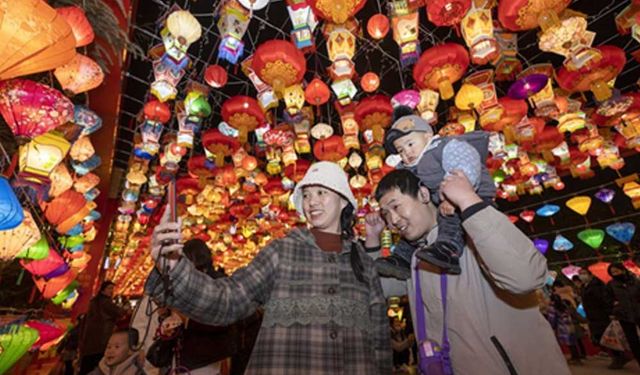 Çin'in kuzeyindeki Yuncheng kentinde Bahar Festivali için asılan fenerler