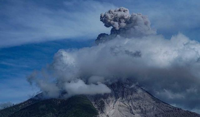 Endonezya'da Sinabung Yanardağı patladı, kül bulutları bin 500 metreye kadar yükseldi