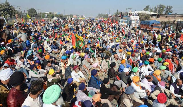 Hindistan'da çiftçi protestoları sürüyor, hükümet Yeni Delhi sınırındaki internet kesintisini 2 gün daha uzattı