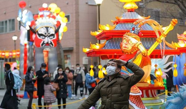 Japonya'da Çin Yeni Yılı için fener gösterisi