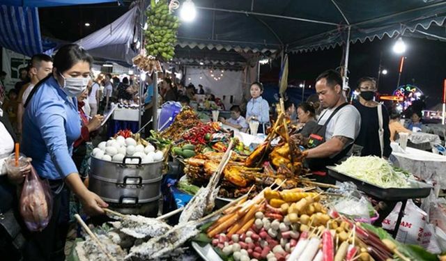 Laos'taki yemek festivalinde geleneksel tatlar sergilendi