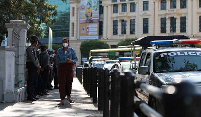 Myanmar'da binlerce kişi barışçıl protesto düzenledi