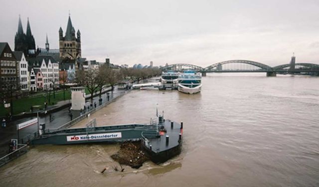 Almanya'nın Köln şehrinde Ren Nehri taştı