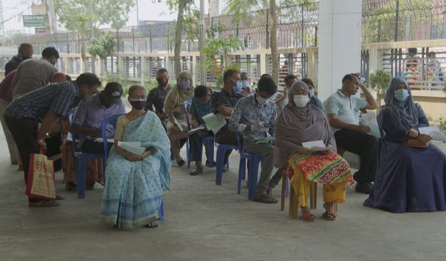 Bangladeş'te hastanelerde Kovid-19 testi yaptırmak isteyenler kuyrukta