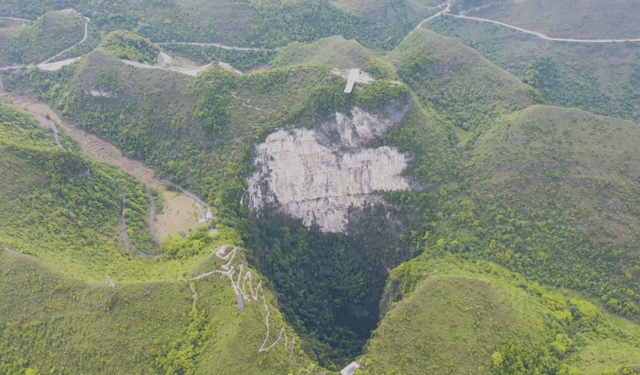 Çin'in güneyindeki dev karst obruğunun uçurumunda bir kahve dükkanı