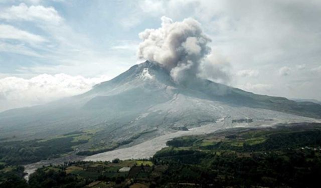 Endonezya'nın Sinabung Yanardağı kül püskürttü