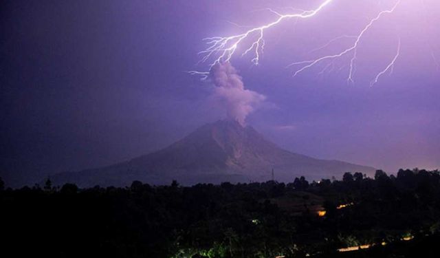 Endonezya'da Sinabung Dağı'ndan kül bulutları, Merapi Dağı'ndan akkor lavlar püskürdü